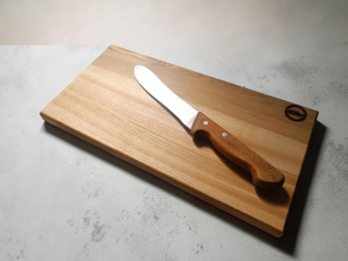 Masywny jesionowy blok kuchenny 40×20×4 cm - deska do krojenia i serwowania dań