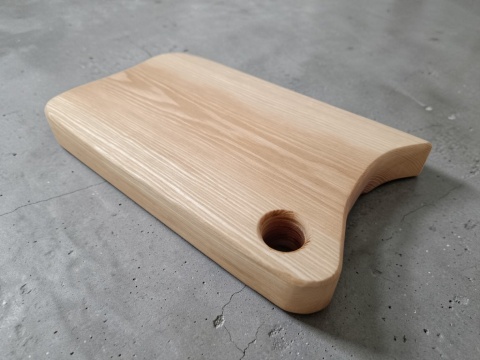 Minimalistyczna deska jesionowa do kuchni 32x19,5x4 cm - wycięcia na palce, solidna, masywna