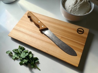 Rzemieślnicza deska jesionowa 35x18x4 cm - niepowtarzalna, live edge