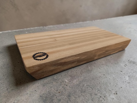 Rzemieślnicza deska jesionowa 35x18x4 cm - niepowtarzalna, live edge