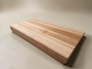 Solidna deska jesionowa 34,5x19x4 cm - unikatowa z naturalną krawędzią