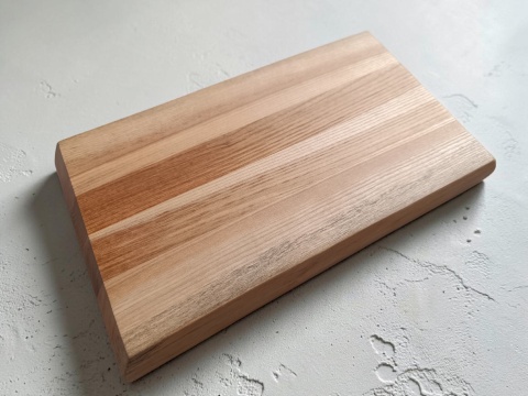 Solidna deska jesionowa 34,5x19x4 cm - unikatowa z naturalną krawędzią